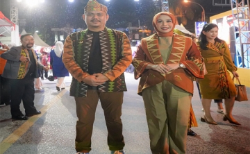 Bupati Koltim dan Istri Pamerkan Motif Sorume Diajang Sultra Tenun Karnaval 2023